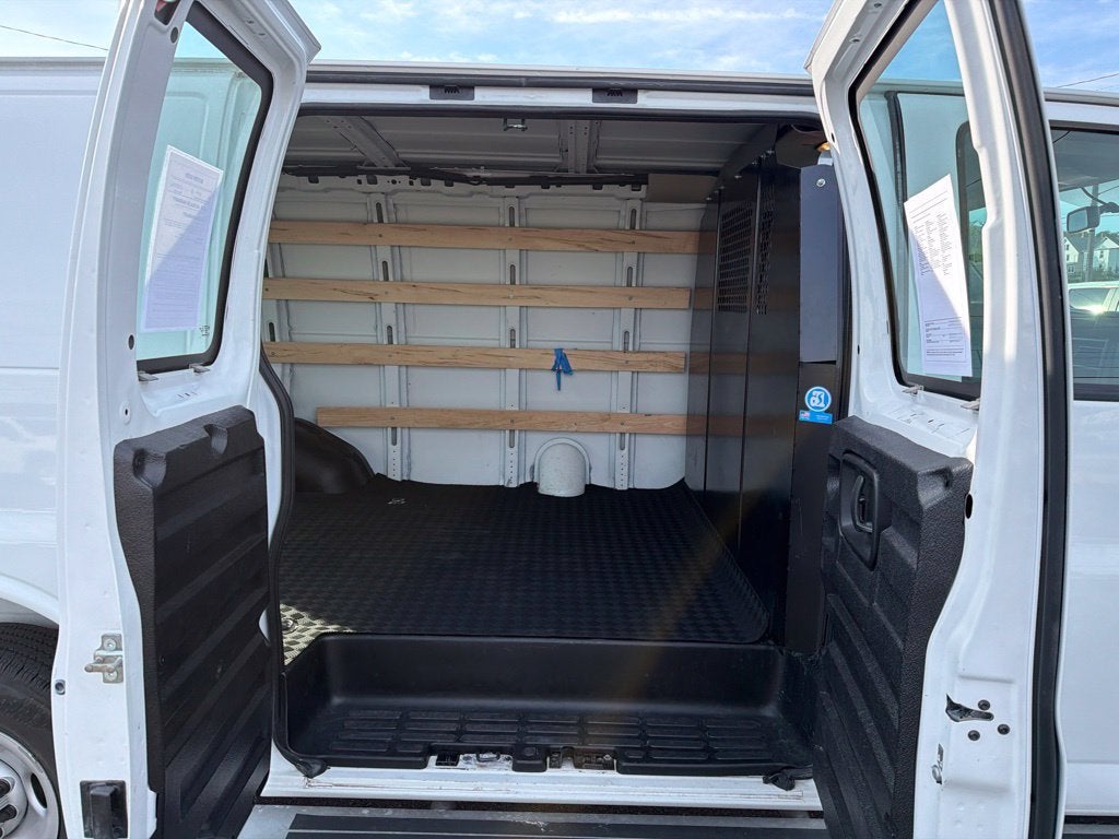 2025 Chevrolet Express Cargo WT