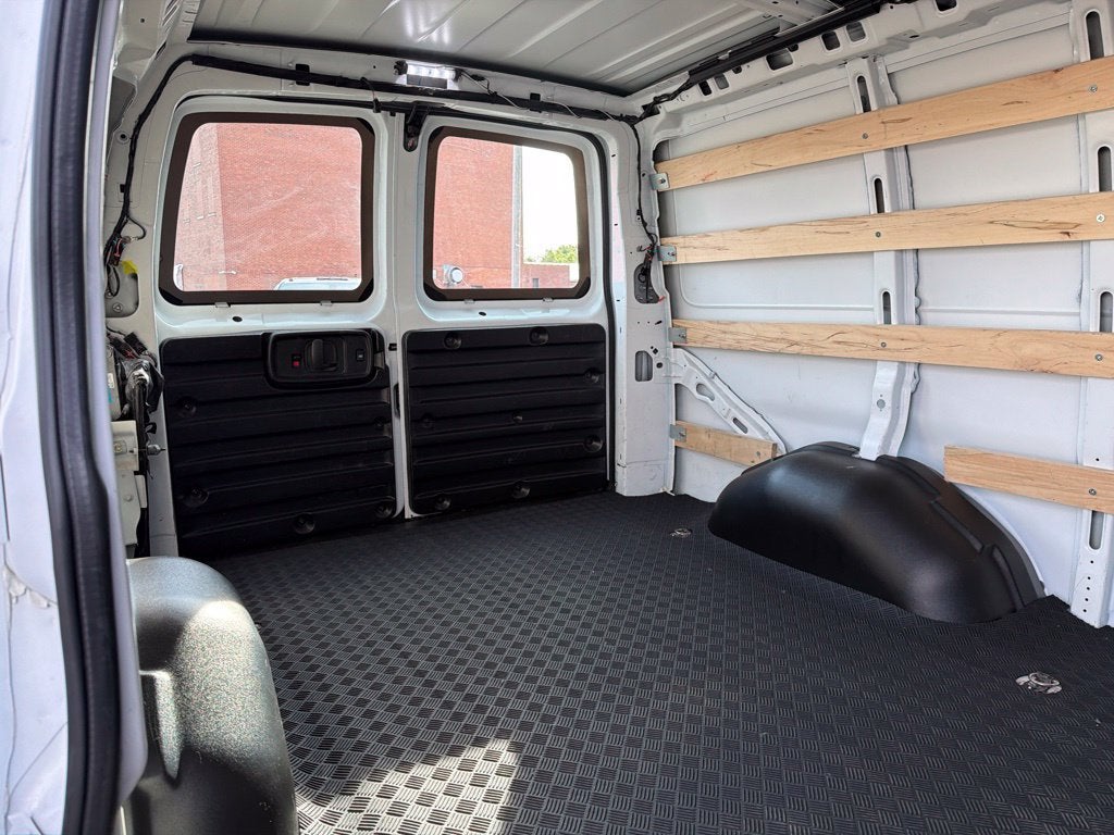 2025 Chevrolet Express Cargo WT