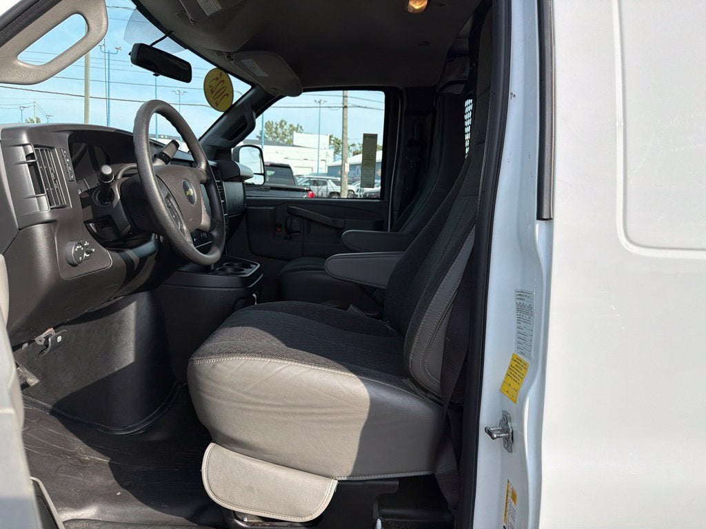 2025 Chevrolet Express Cargo WT