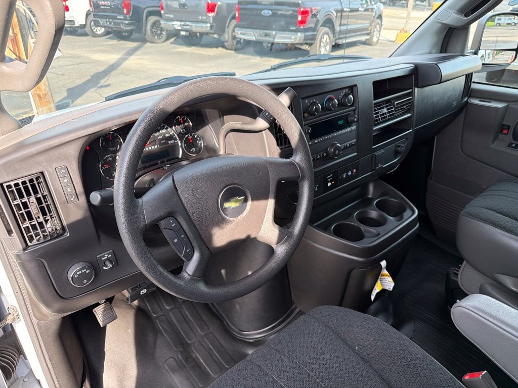 2025 Chevrolet Express Cargo WT