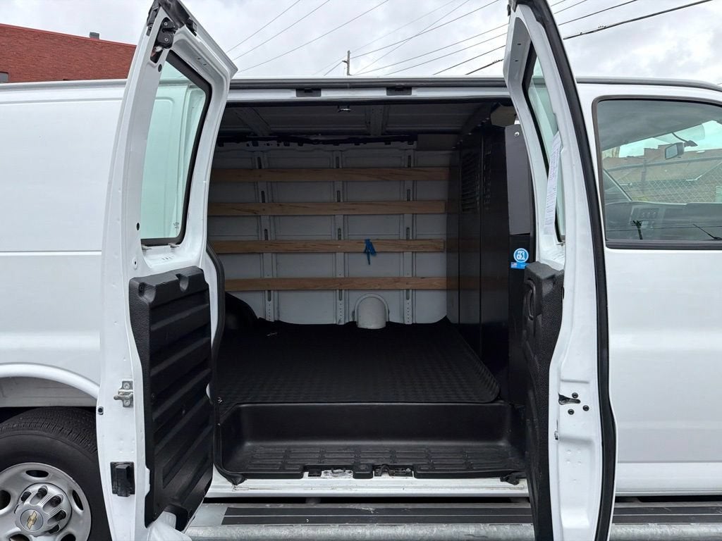2025 Chevrolet Express Cargo WT