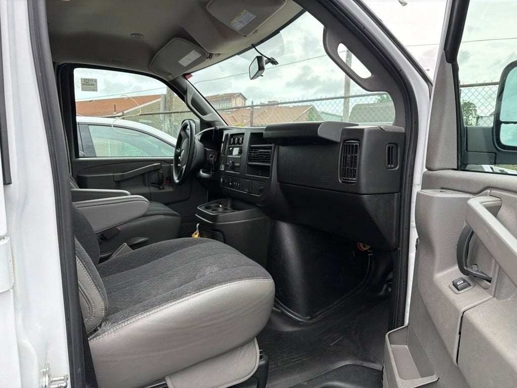 2025 Chevrolet Express Cargo WT