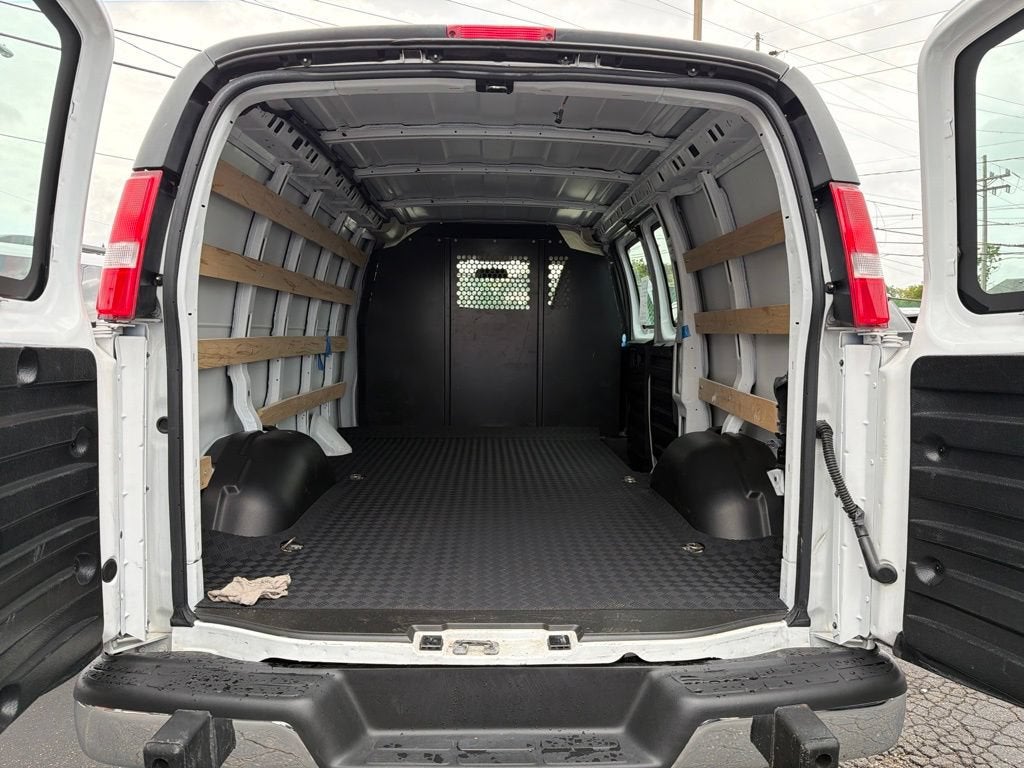 2025 Chevrolet Express Cargo WT