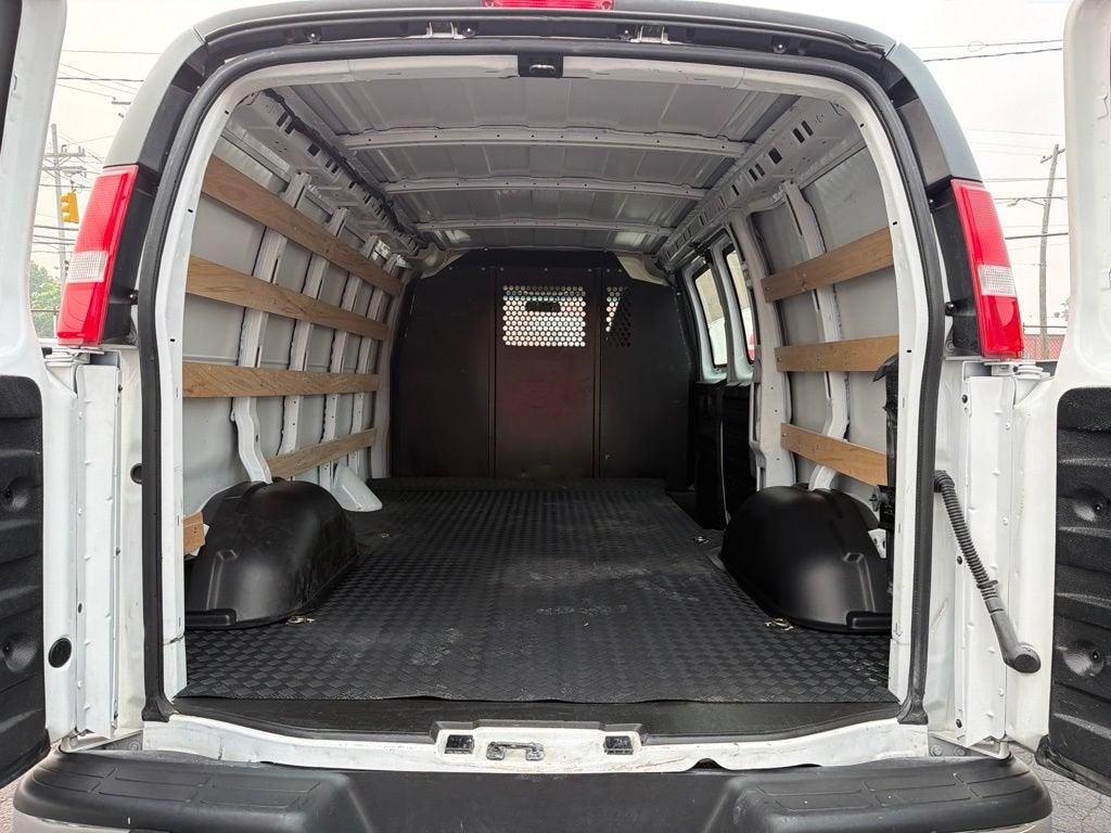 2025 Chevrolet Express Cargo WT