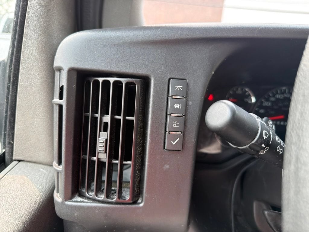 2025 Chevrolet Express Cargo WT