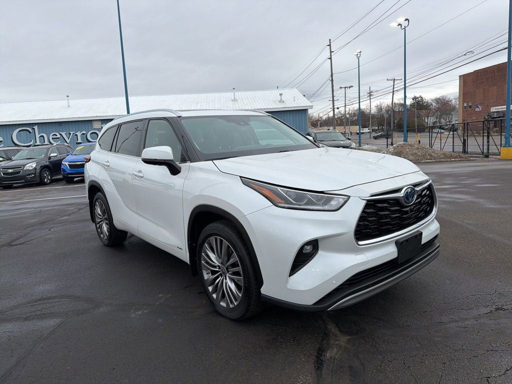 2022 Toyota Highlander Hybrid Platinum