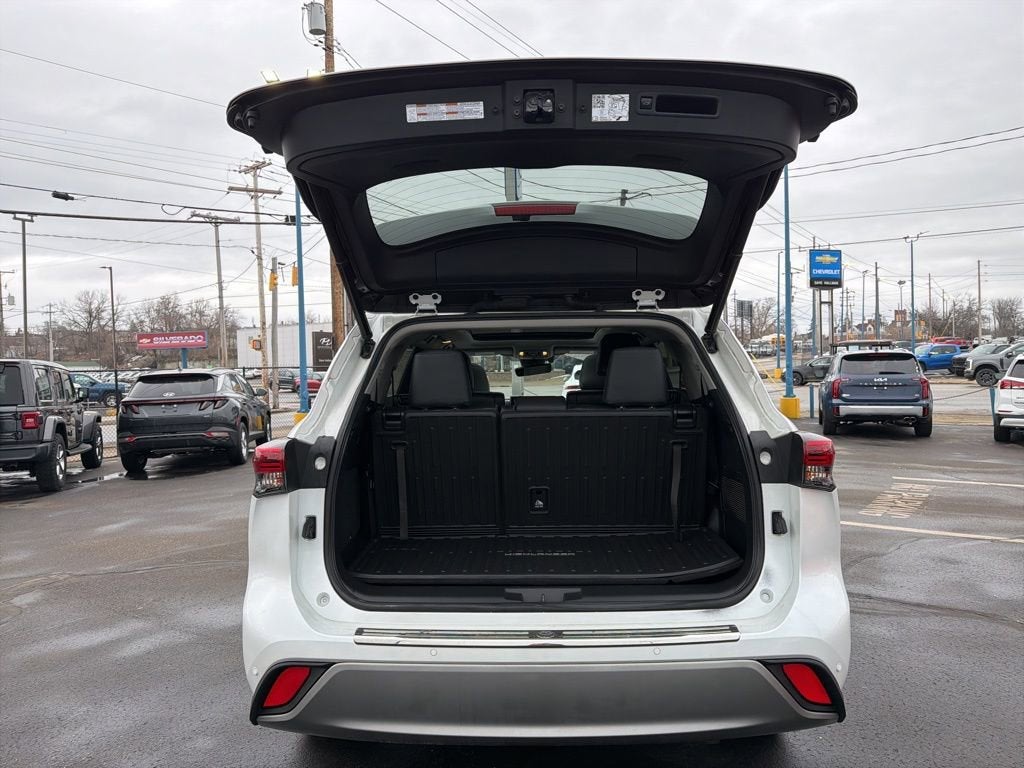 2022 Toyota Highlander Hybrid Platinum