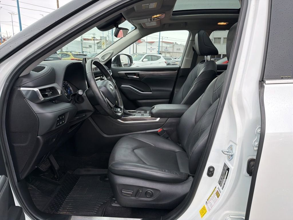 2022 Toyota Highlander Hybrid Platinum