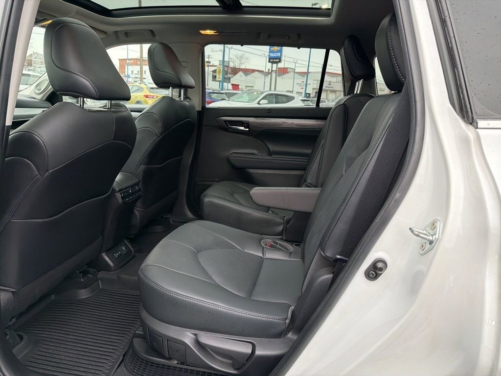 2022 Toyota Highlander Hybrid Platinum