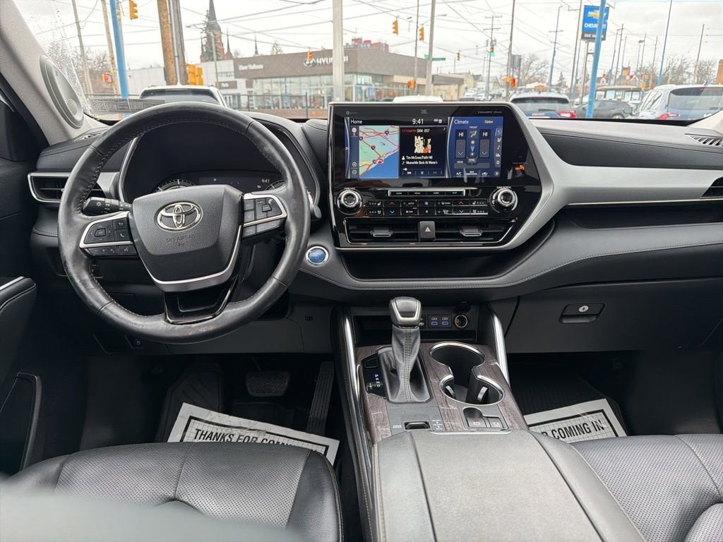 2022 Toyota Highlander Hybrid Platinum
