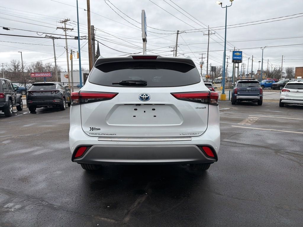 2022 Toyota Highlander Hybrid Platinum