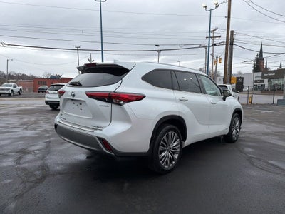 2022 Toyota Highlander Hybrid Platinum