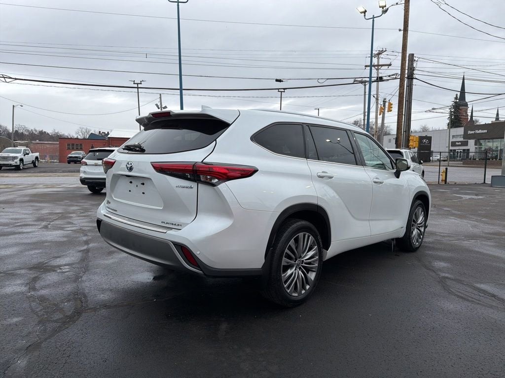 2022 Toyota Highlander Hybrid Platinum