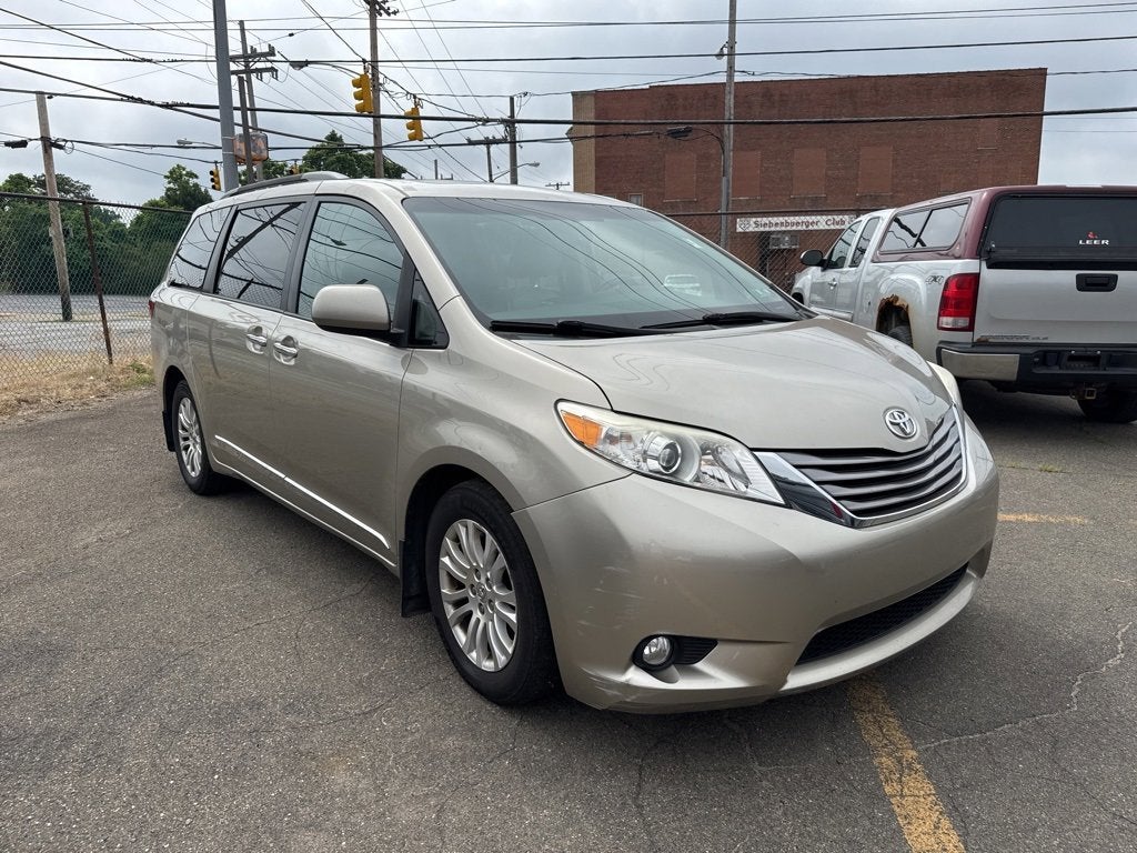 2015 Toyota Sienna XLE 8 Passenger