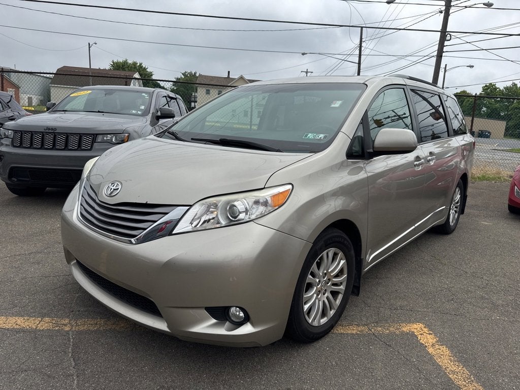 2015 Toyota Sienna XLE 8 Passenger