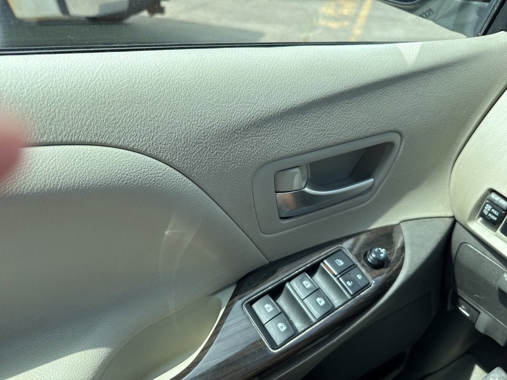 2015 Toyota Sienna XLE 8 Passenger