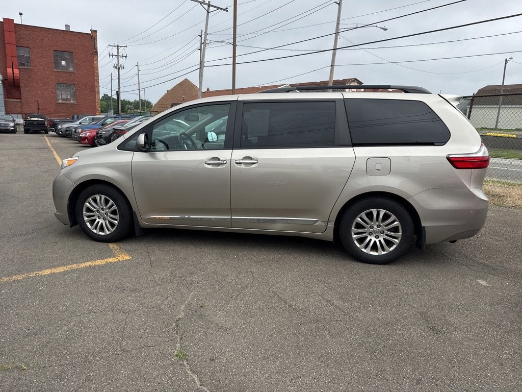 2015 Toyota Sienna XLE 8 Passenger