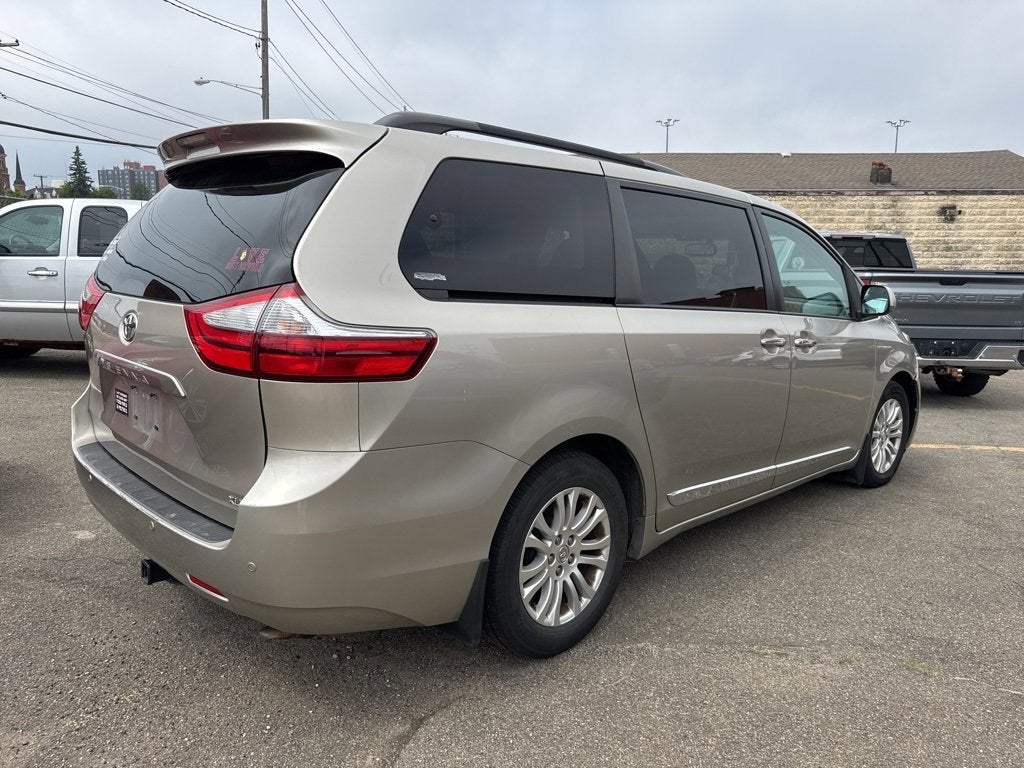 2015 Toyota Sienna XLE 8 Passenger